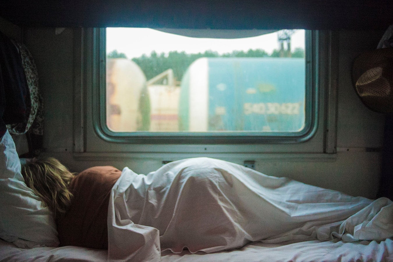 5 Ways to Sleep Cool While Traveling as a Side Sleeper