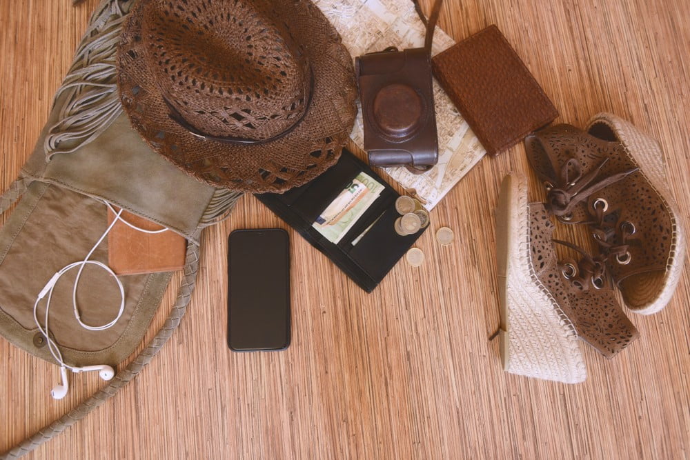 8 Must-Have Travel Necessities (that you should never leave when traveling)